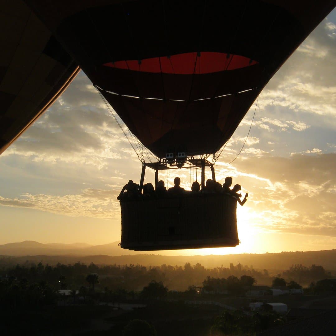 Globo aerostático al atardecer